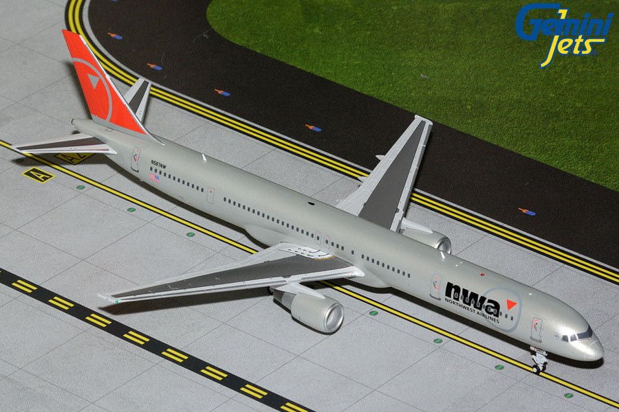 1:200 Gemini Jets Northwest Airlines Boeing 757 - 300 N587NW - Final Approach Collectibles