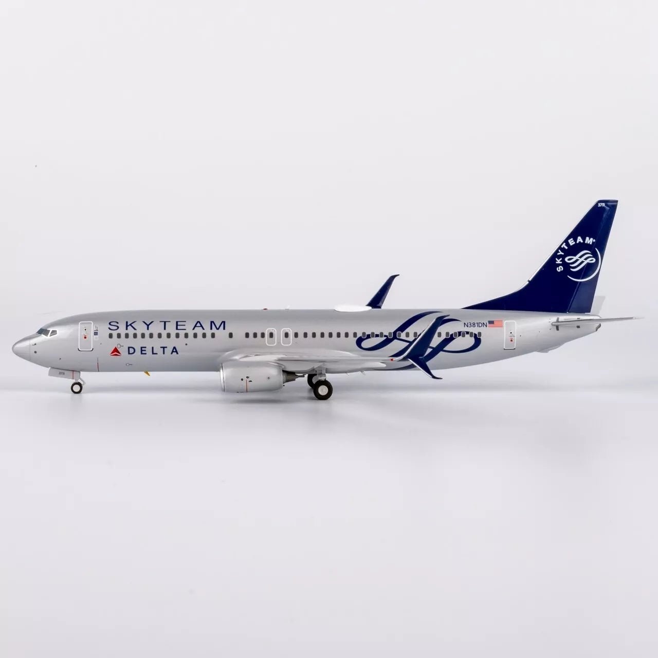 1:200 NG Models Delta Air Lines Boeing 737 - 800 N381DN SkyTeam Livery - Final Approach Collectibles