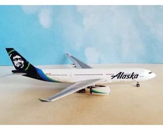1:400 AeroClassics Alaska Airlines / Hawaiian Split Livery Airbus A330 - 200 N395HA - Final Approach Collectibles