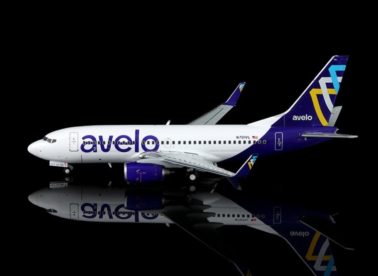 1:400 Legacy Jets Avelo Airlines Boeing 737 - 700 N701VL - Final Approach Collectibles