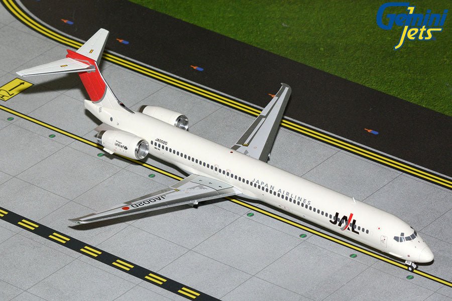1:200 Gemini Jets Japan Airlines McDonnell Douglas MD - 90 JA002D - Final Approach Collectibles