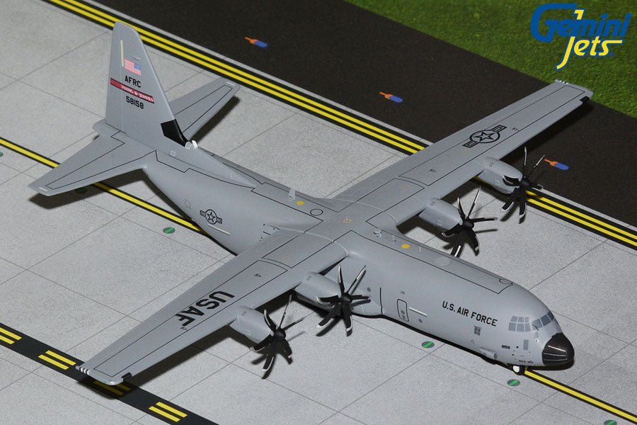 1:200 Gemini Jets U.S. Air Force C - 130J Hercules 05 - 8158 "Flying Jennies" - Final Approach Collectibles