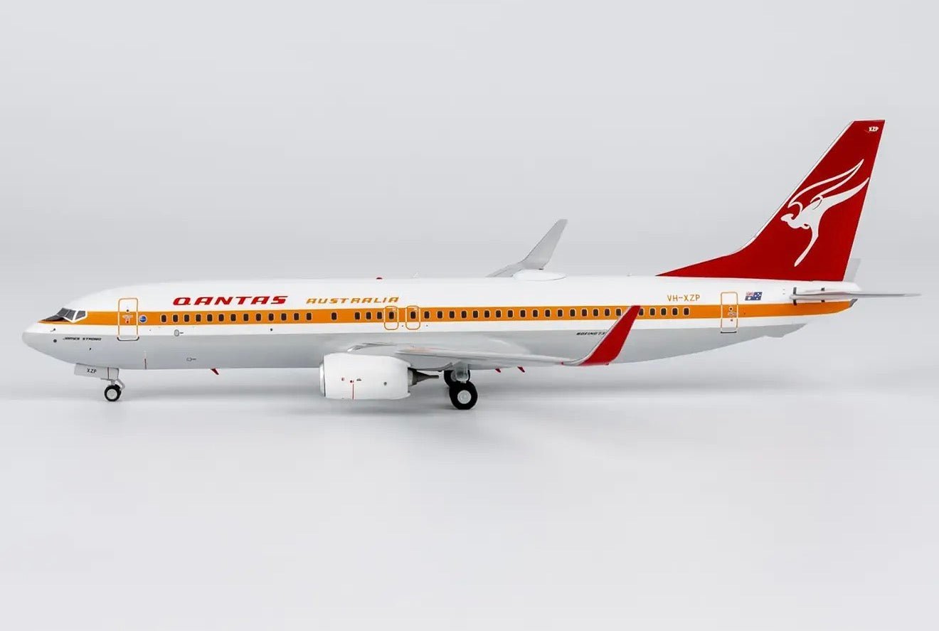 1:200 NG Models Qantas Airways Boeing 737-800 VH-XZP Retro Livery - Final Approach Collectibles