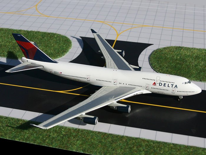 1:400 Gemini Jets Deta Air Lines Boeing 747-400 N666US - Final Approach Collectibles