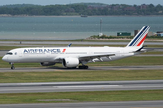 1:400 Phoenix Models Air France Airbus A350 - 900 F - HTYM - Final Approach Collectibles