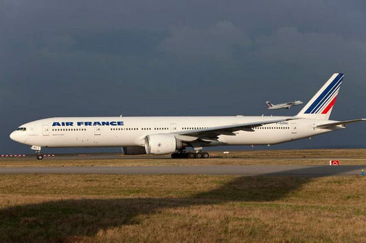 1:400 Phoenix Models Air France Boeing 777 - 300ER F - GZNC - Final Approach Collectibles