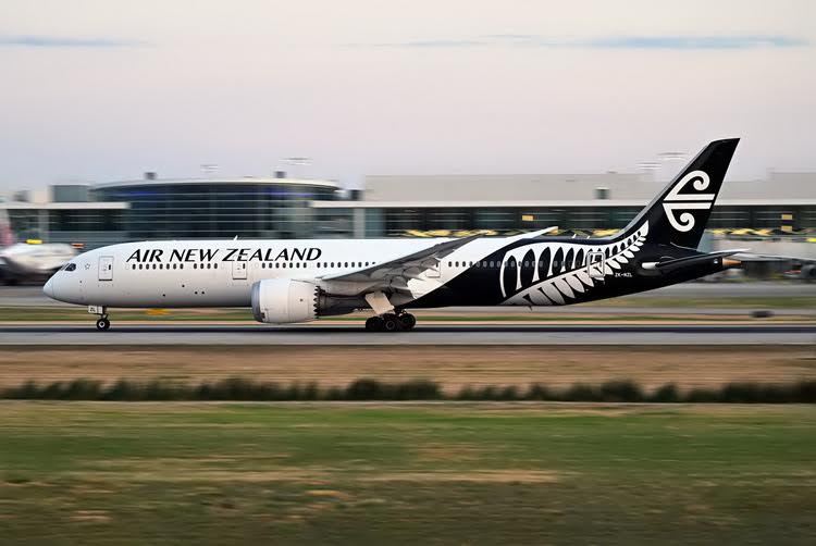 1:400 Phoenix Models Air New Zealand Boeing 787 - 9ZK - NZL - Final Approach Collectibles