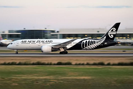 1:400 Phoenix Models Air New Zealand Boeing 787 - 9ZK - NZL - Final Approach Collectibles