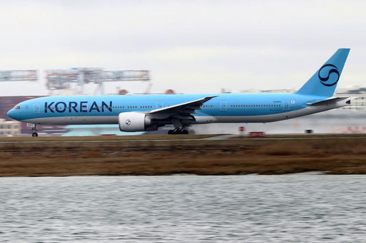 1:400 Phoenix Models Korean Air Boeing 777 - 300ER HL8008 New Livery - Final Approach Collectibles