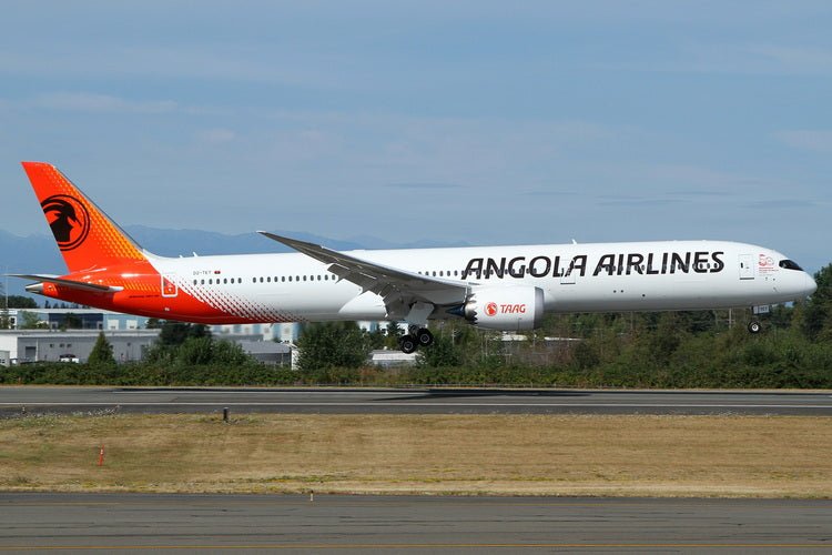 1:400 Phoenix Models TAAG Angola Airlines Boeing 787 - 10 D2 - TET - Final Approach Collectibles
